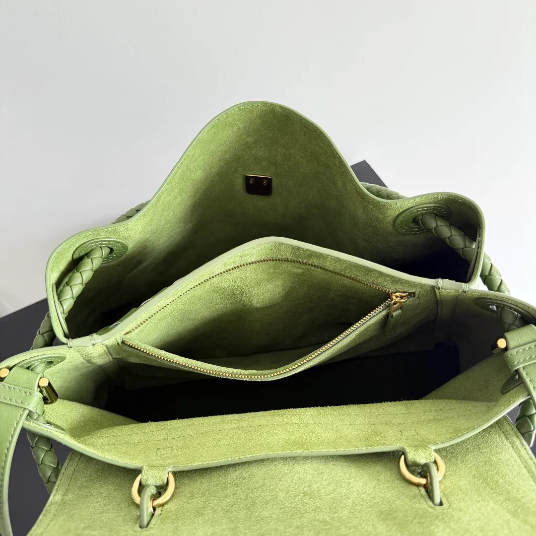 Batch 2360 BottegaVeneta Latest Ciao Ciao Bag Silky cowhide two-way flap handbag with signature twist detail, hidden hook closure, flap can be fastened to the front or attached to the INTRECCIATO woven interior pocket, comes with an adjustable and detachable crossbody strap, interior compartment, and also features a zippered pocket. The surprise flap has various shapes. Style 1 - Cover the bag surface and expose the knot decoration. Style 2 - Place the flap inside the bag. A buckle is also designed. Style 3 - The U-shaped position of the top handle in the hand bag. Style No.: 817231 Size: 34*26*15cm